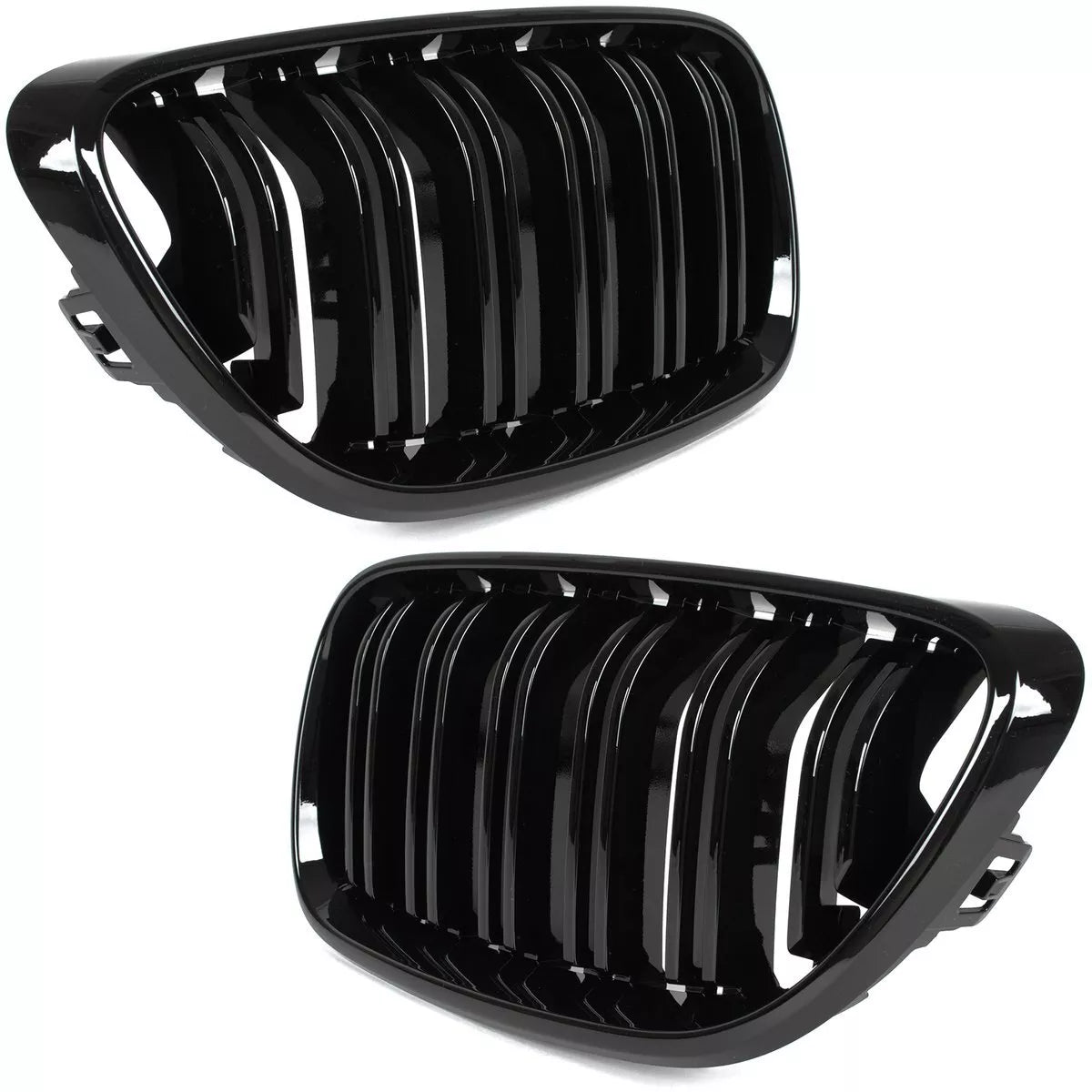 BMW 2 F22 2012- grotelių tarp žibintų (kairė ir dešinė) komplektas JUODOS BLIZGIOS DVIGUBOS JUOSTELĖS