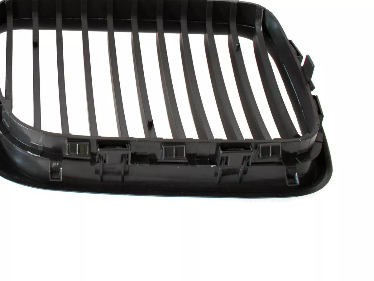 BMW 3 E36 96-99 grotelių tarp žibintų (kairė ir dešinė) komplektas JUODOS spalvos