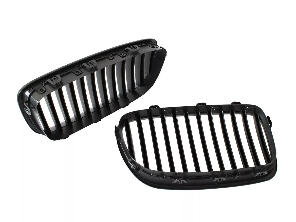 BMW 5 F10 / F11 2011- grotelių tarp žibintų komplektas kairėje ir dešinėje, MATINĖS JUODOS