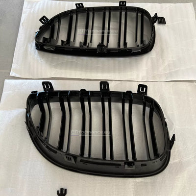 BMW E60 E61 dvigubos grotelės su defektu, nulūže laikikliai