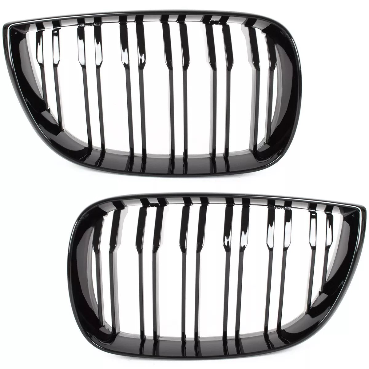 BMW 1 E81 E82 E87 E88 04-07 grotelių tarp žibintų komplektas kairėje ir dešinėje juodos blizgios dvigubos juostos