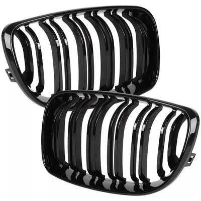 BMW 1 E81 E82 E87 E88 07-11 grotelių tarp žibintų komplektas kairėje ir dešinėje juodos blizgios dvigubos juostos