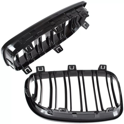 BMW 1 E81 E82 E87 E88 07-11 grotelių tarp žibintų komplektas kairėje ir dešinėje juodos blizgios dvigubos juostos