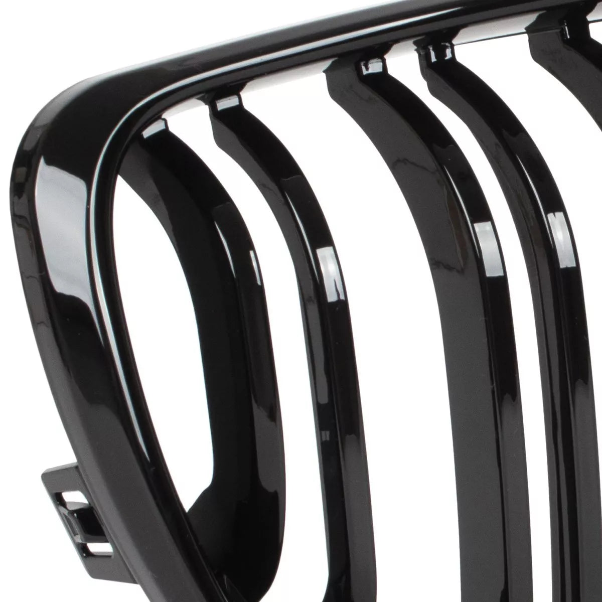 BMW 1 E81 E82 E87 E88 07-11 grotelių tarp žibintų komplektas kairėje ir dešinėje juodos blizgios dvigubos juostos