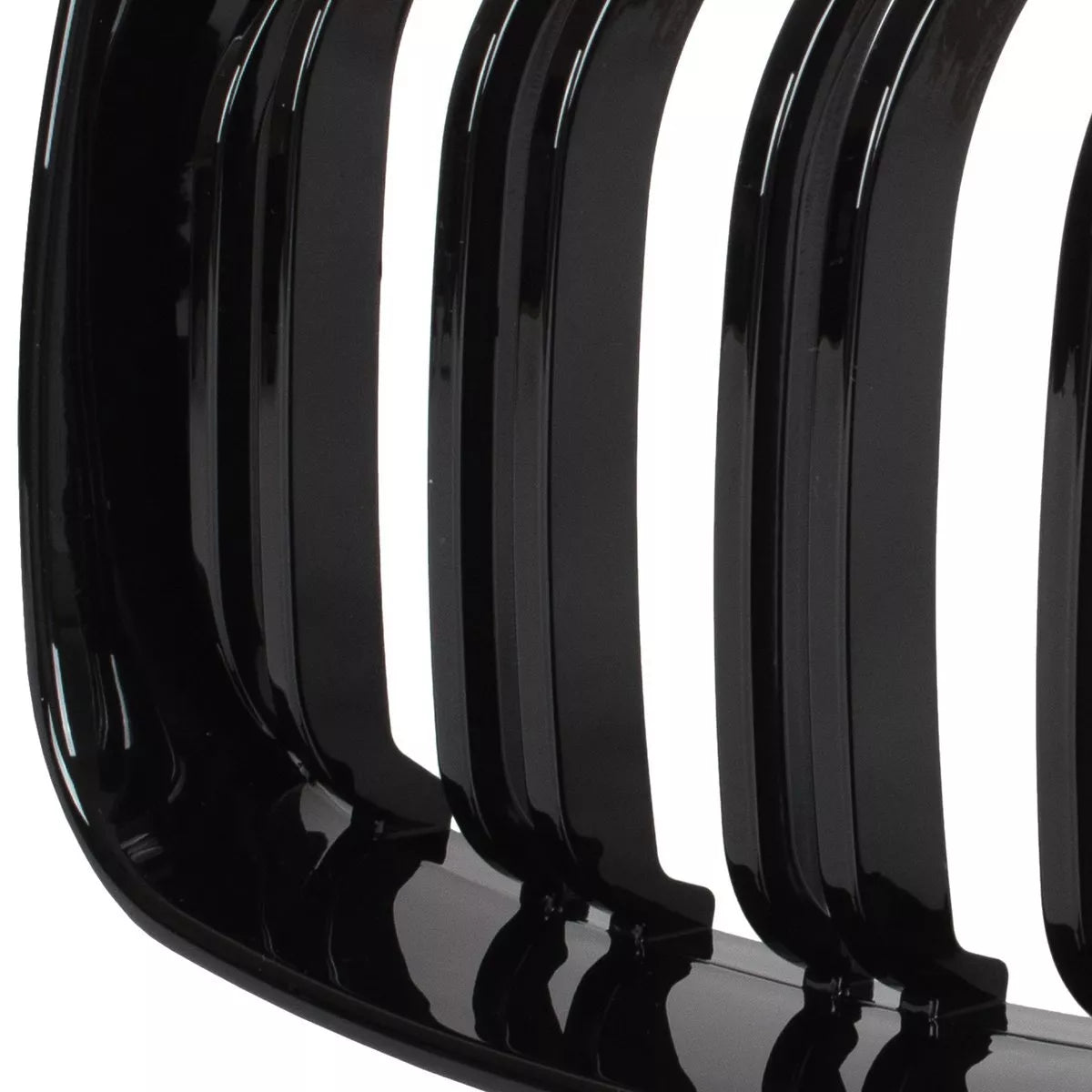 BMW 1 E81 E82 E87 E88 07-11 grotelių tarp žibintų komplektas kairėje ir dešinėje juodos blizgios dvigubos juostos