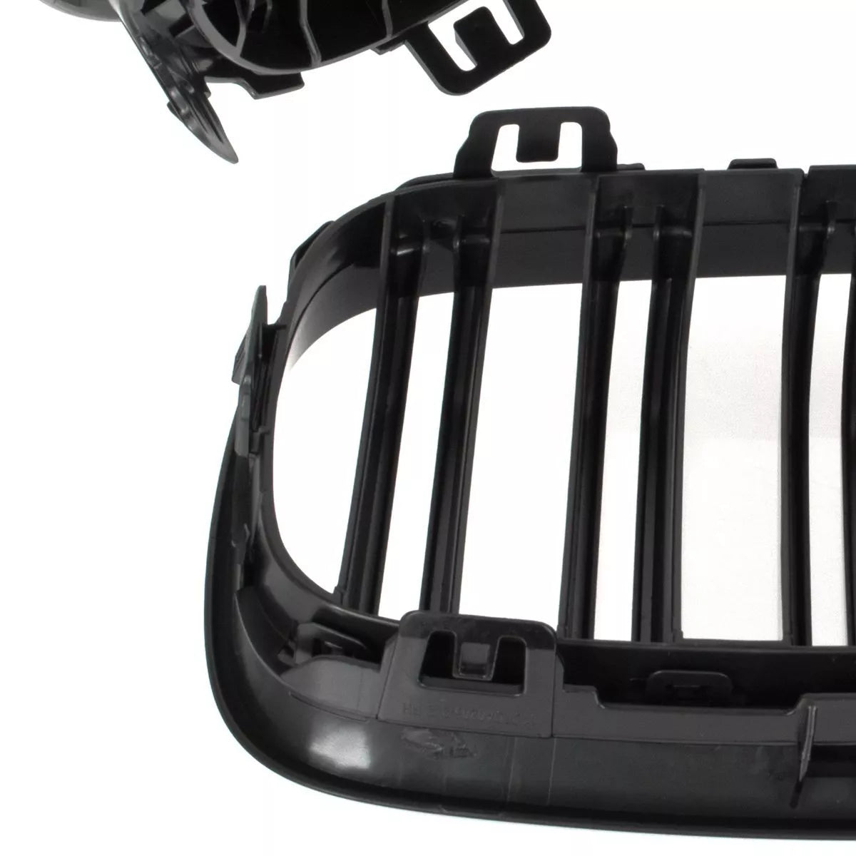 BMW 2 F22 2012- grotelių tarp žibintų (kairė ir dešinė) komplektas JUODOS BLIZGIOS DVIGUBOS JUOSTELĖS