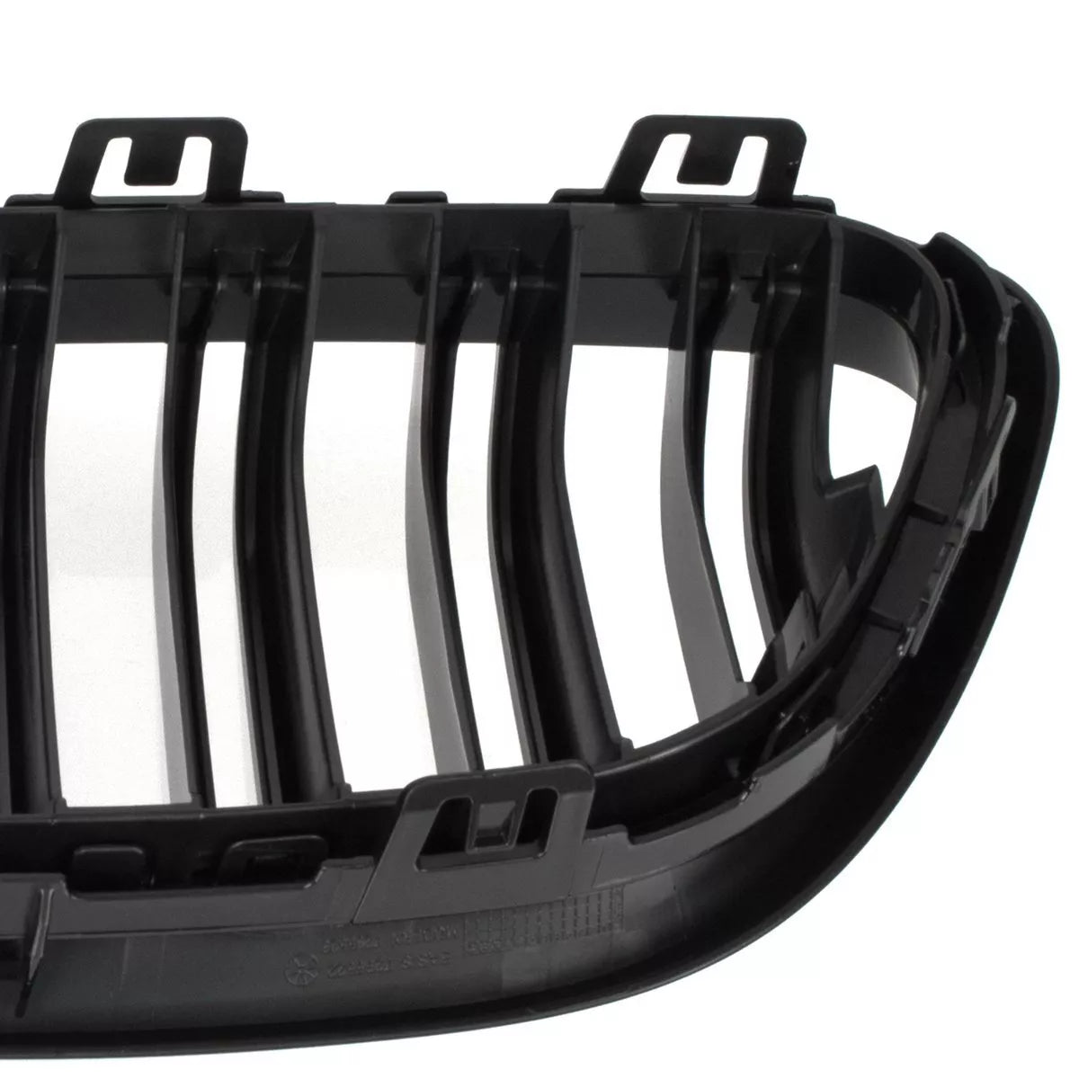 BMW 2 F22 2012- grotelių tarp žibintų (kairė ir dešinė) komplektas JUODOS BLIZGIOS DVIGUBOS JUOSTELĖS