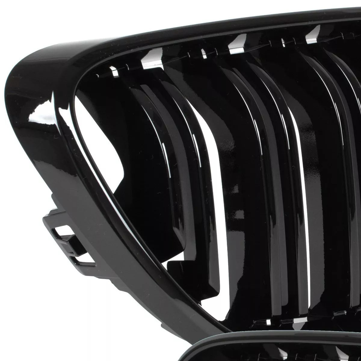 BMW 2 F22 2012- grotelių tarp žibintų (kairė ir dešinė) komplektas JUODOS BLIZGIOS DVIGUBOS JUOSTELĖS