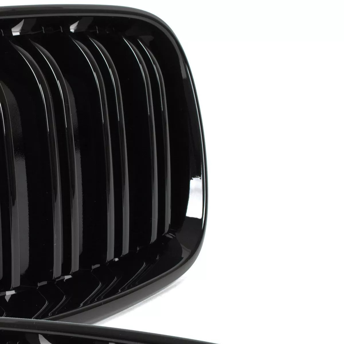 BMW 2 F22 2012- grotelių tarp žibintų (kairė ir dešinė) komplektas JUODOS BLIZGIOS DVIGUBOS JUOSTELĖS