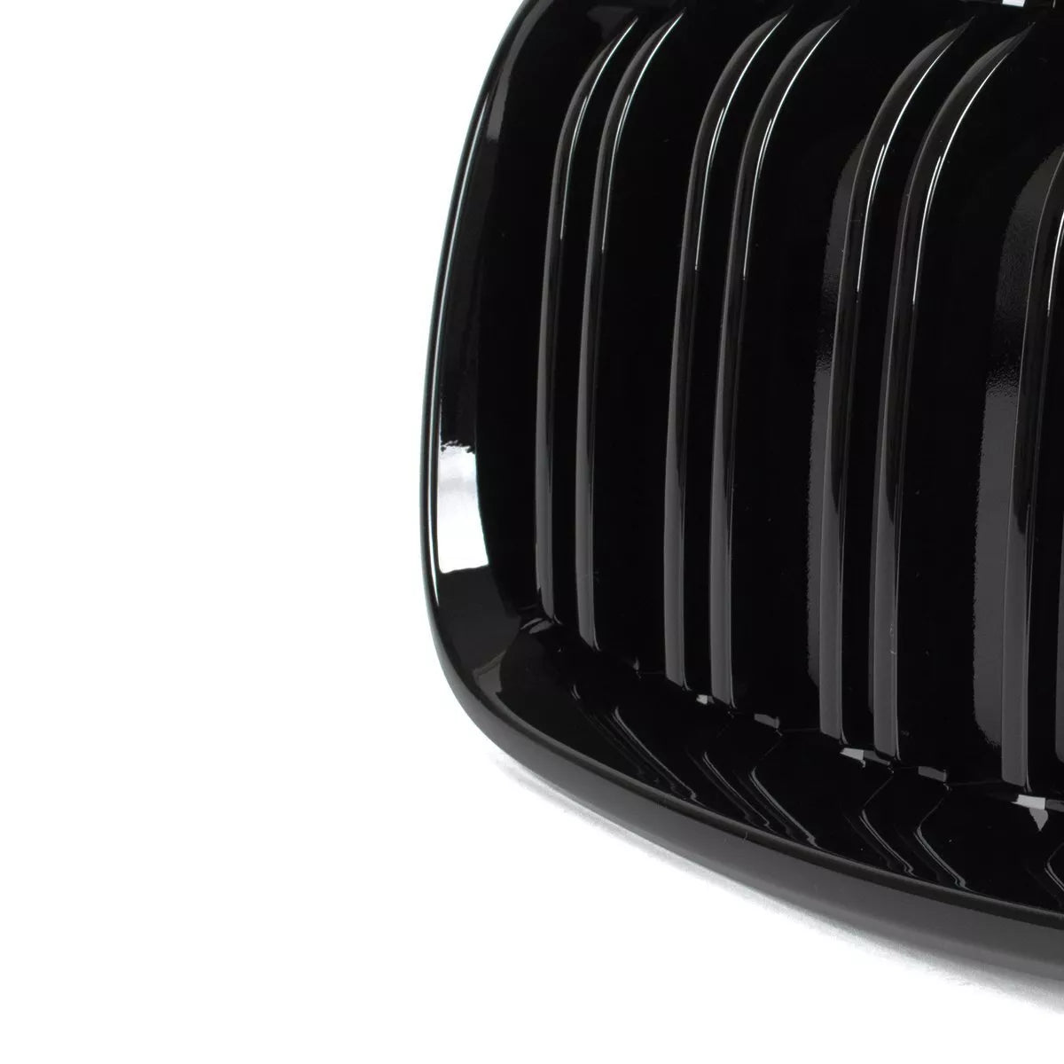 BMW 2 F22 2012- grotelių tarp žibintų (kairė ir dešinė) komplektas JUODOS BLIZGIOS DVIGUBOS JUOSTELĖS