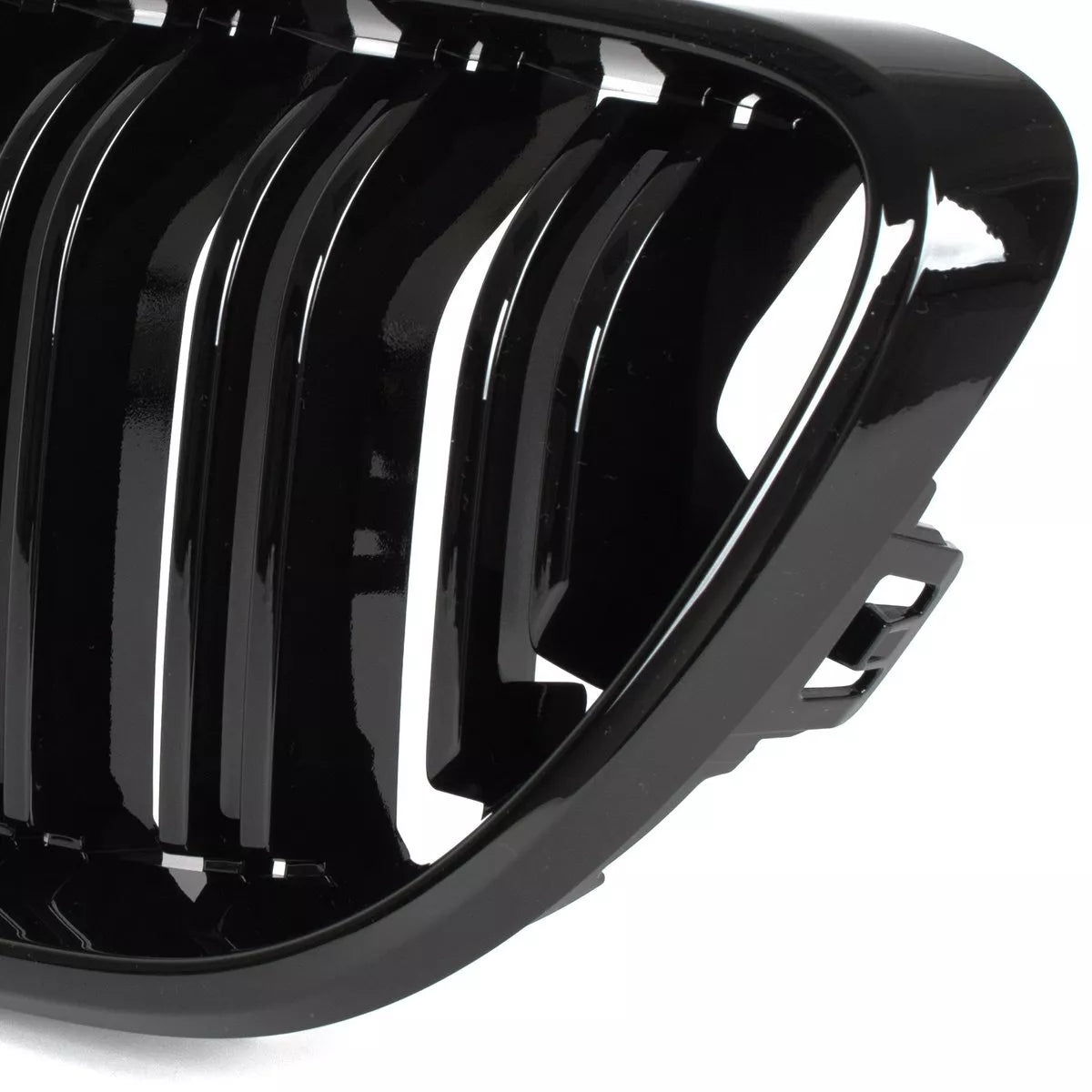 BMW 2 F22 2012- grotelių tarp žibintų (kairė ir dešinė) komplektas JUODOS BLIZGIOS DVIGUBOS JUOSTELĖS