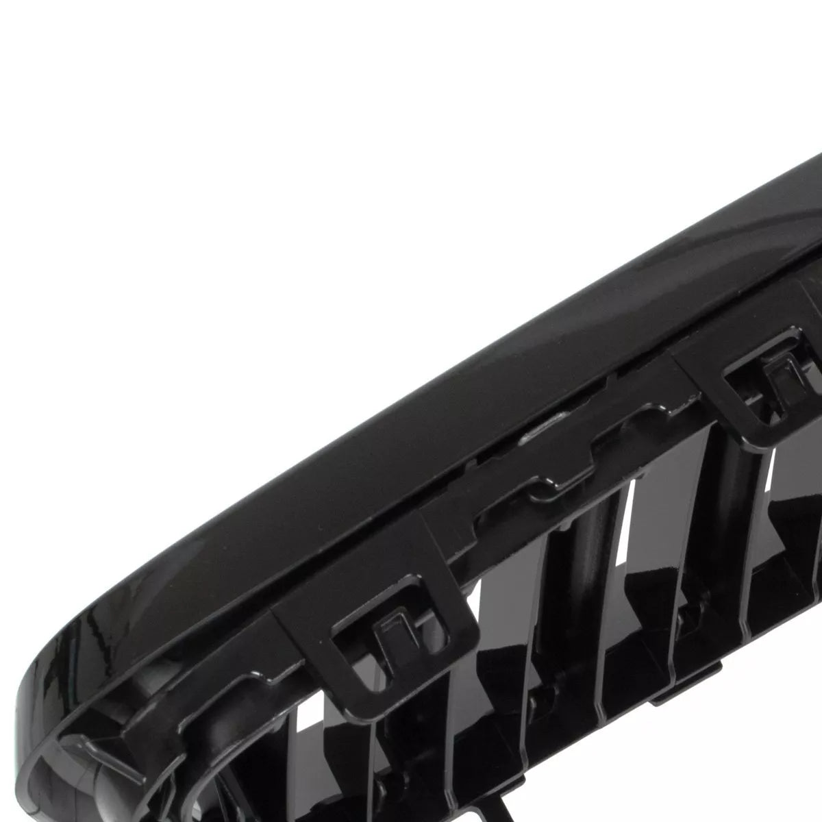 BMW 2 F22 2012- grotelių tarp žibintų (kairė ir dešinė) komplektas JUODOS BLIZGIOS DVIGUBOS JUOSTELĖS