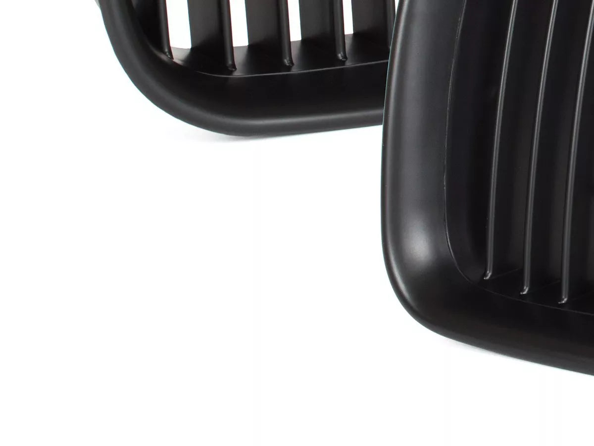 BMW 3 E36 90-96 grotelių tarp žibintų (kairė ir dešinė) komplektas JUODOS spalvos