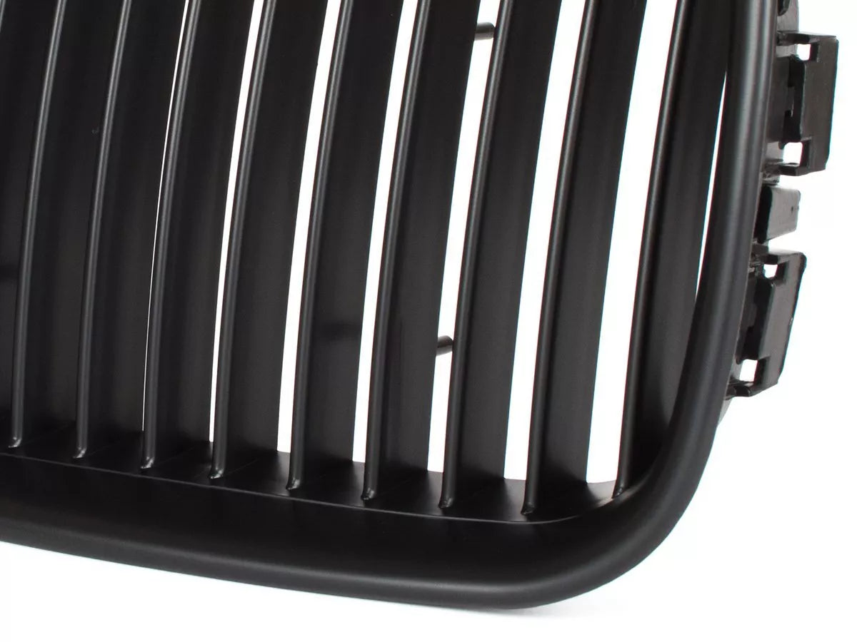 BMW 3 E36 90-96 grotelių tarp žibintų (kairė ir dešinė) komplektas JUODOS spalvos