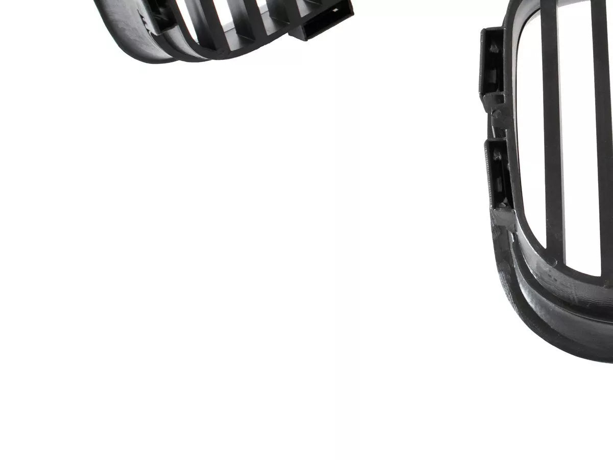 BMW 3 E36 90-96 grotelių tarp žibintų (kairė ir dešinė) komplektas JUODOS spalvos