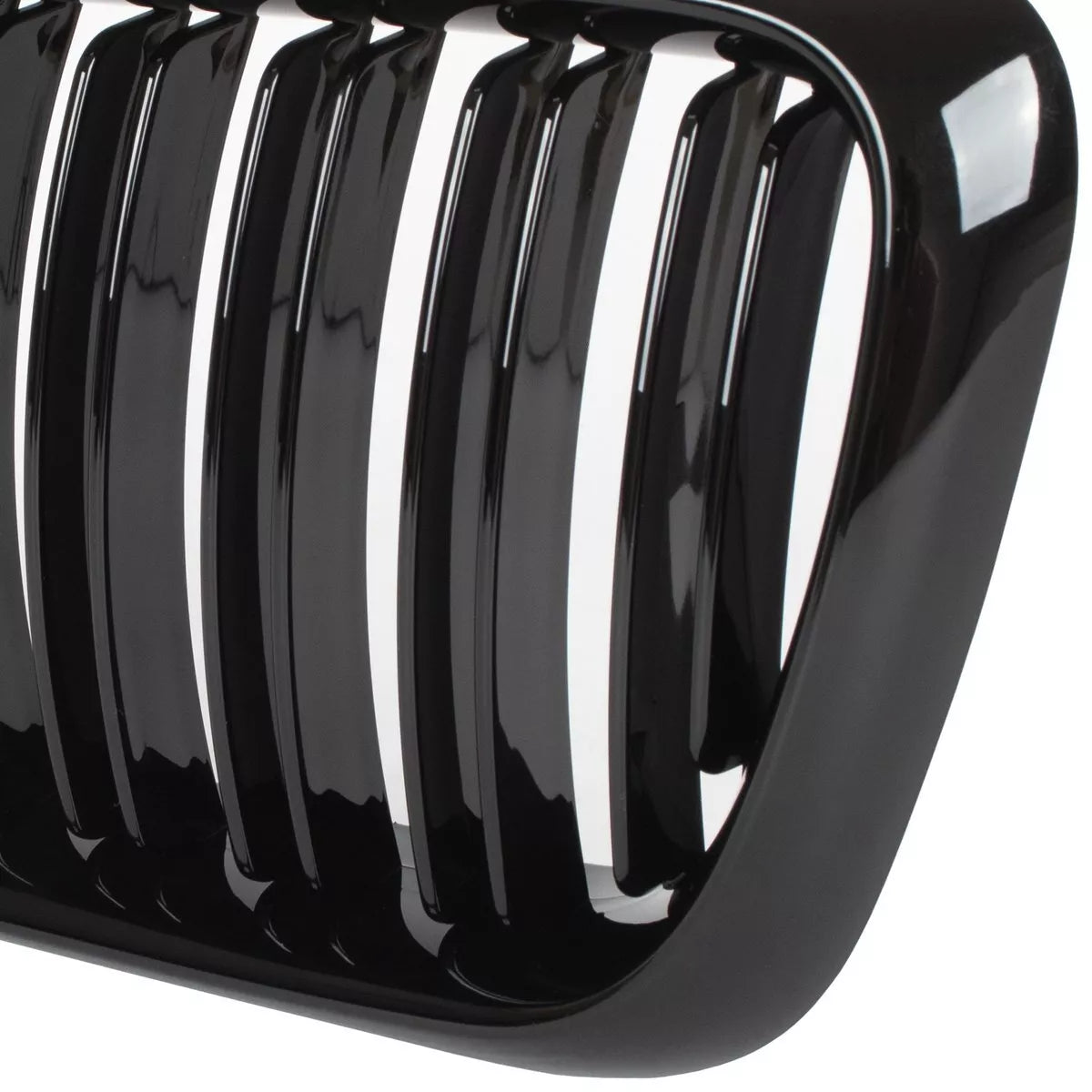 BMW 3 E36 96-00 grotelių tarp žibintų kairė ir dešinė komplektas JUODAS BLIZGIUS DVIGUBAS JUOSTELIS