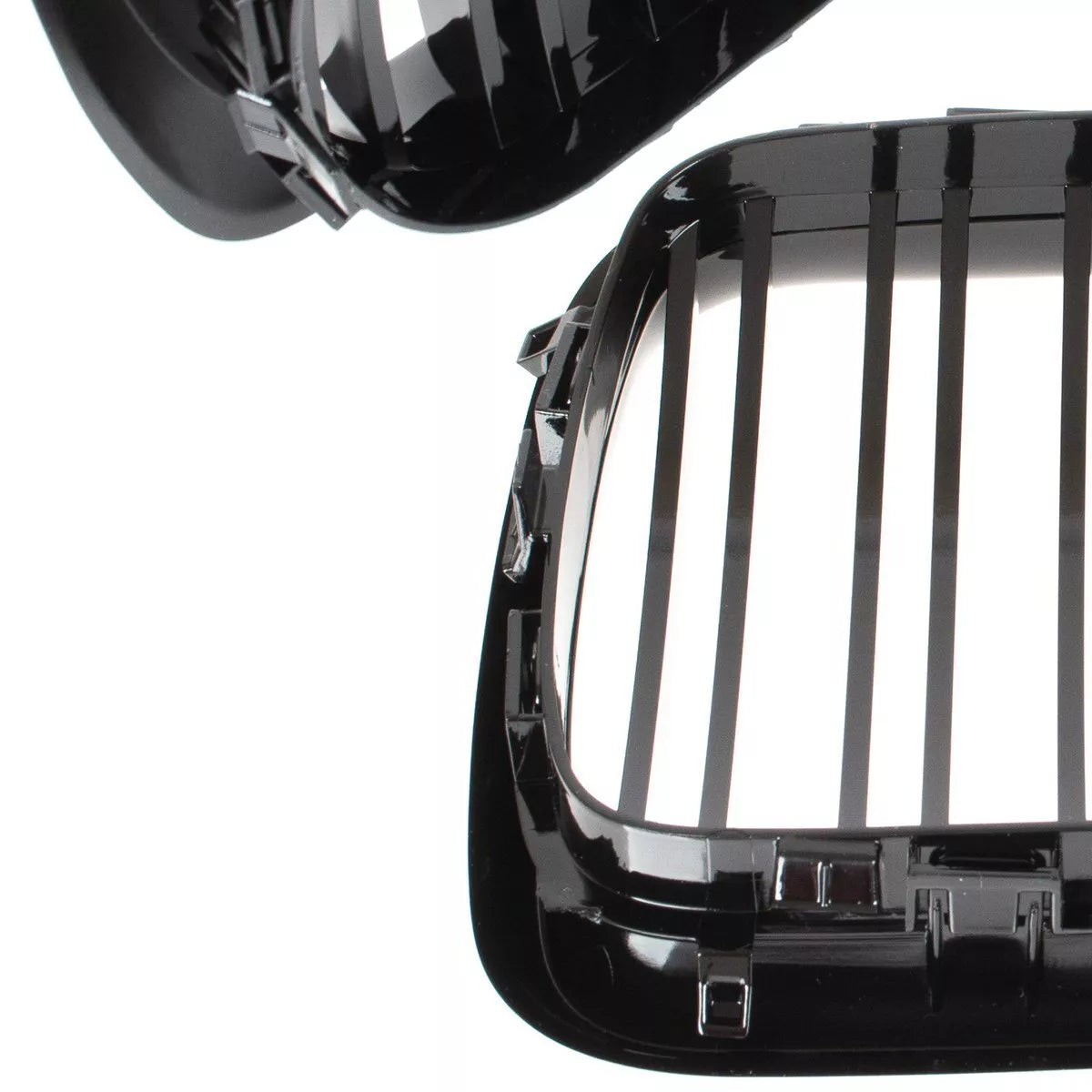 BMW 3 E36 96-00 grotelių tarp žibintų kairė ir dešinė komplektas JUODAS BLIZGIUS DVIGUBAS JUOSTELIS