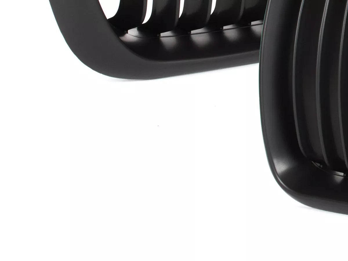 BMW 3 E36 96-99 grotelių tarp žibintų (kairė ir dešinė) komplektas JUODOS spalvos