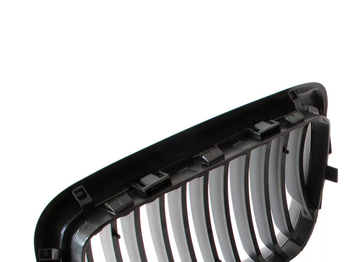 BMW 3 E36 96-99 grotelių tarp žibintų (kairė ir dešinė) komplektas JUODOS spalvos