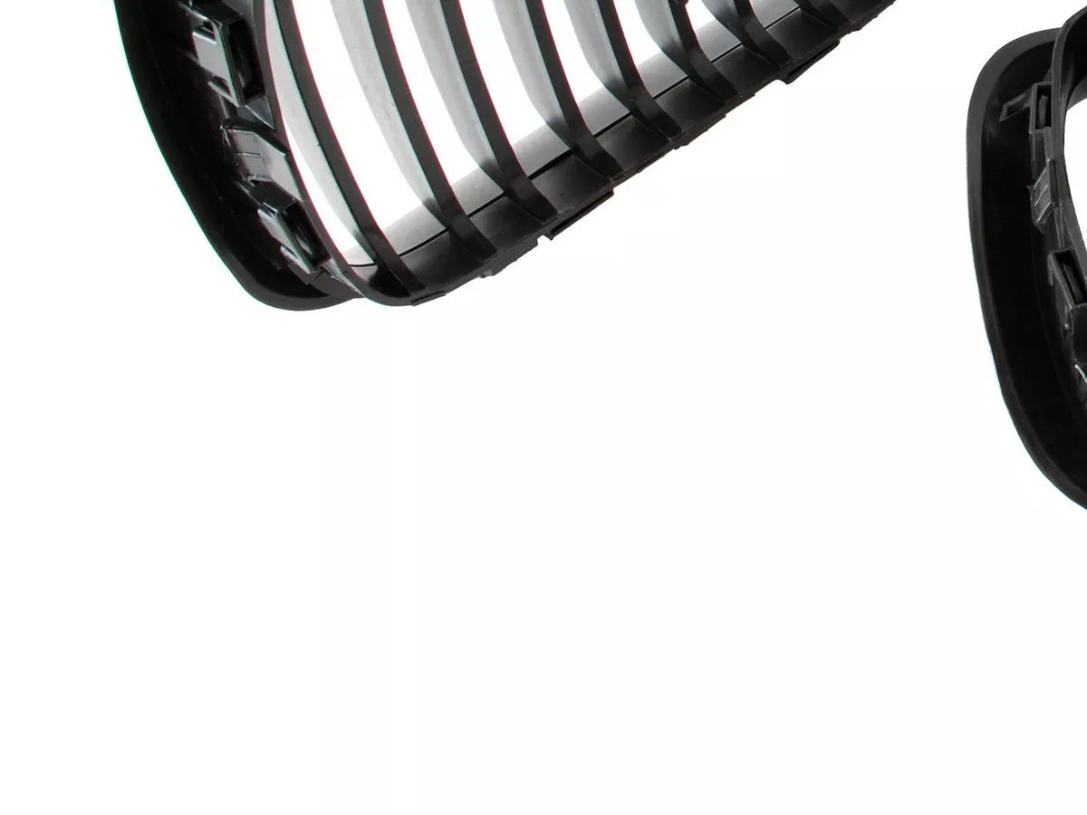 BMW 3 E36 96-99 grotelių tarp žibintų (kairė ir dešinė) komplektas JUODOS spalvos