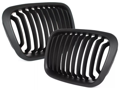 BMW 3 E46 98-01 SEDANAS / KOMBI grotelės tarp žibintų kairėje ir dešinėje komplekte JUODOS - II KOKYBĖS