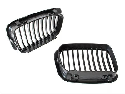 BMW 3 E46 98-01 SEDANAS / KOMBI grotelės tarp žibintų kairėje ir dešinėje komplekte JUODOS - II KOKYBĖS