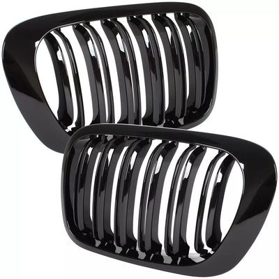 BMW 3 E46 99-01 COUPE / CABRIO grotelių tarp žibintų kairė ir dešinė komplektas JUODOS BLIZGIOS DVIGUBOS JUOSTELĖS