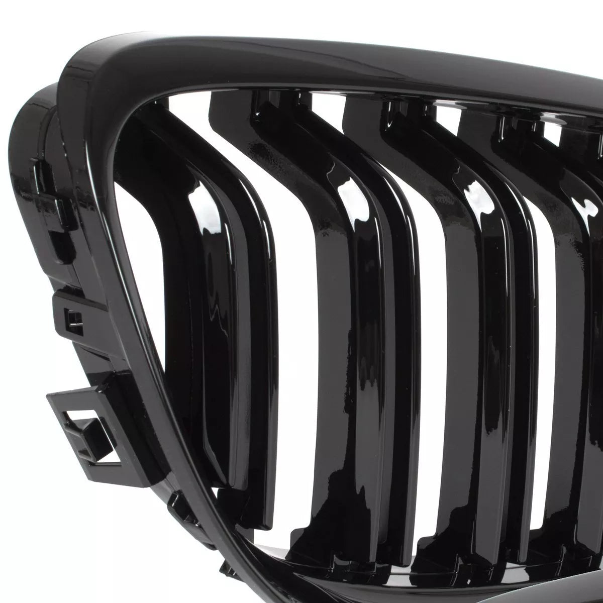 BMW 3 E90 / E91 09-13 SEDANAS / UNIVERSALAS grotelių tarp žibintų kairė ir dešinė komplektas JUODOS BLIZGIOS DVIGUBOS JUOSTELĖS