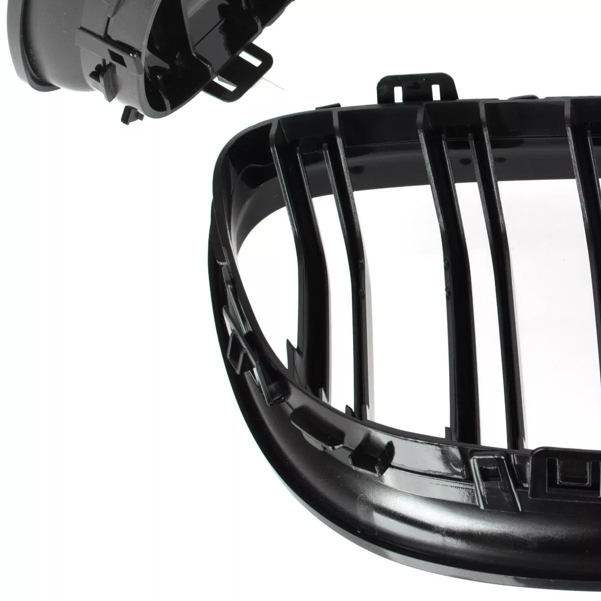 BMW 3 E90 / E91 09-13 SEDANAS / UNIVERSALAS grotelių tarp žibintų kairė ir dešinė komplektas JUODOS BLIZGIOS DVIGUBOS JUOSTELĖS