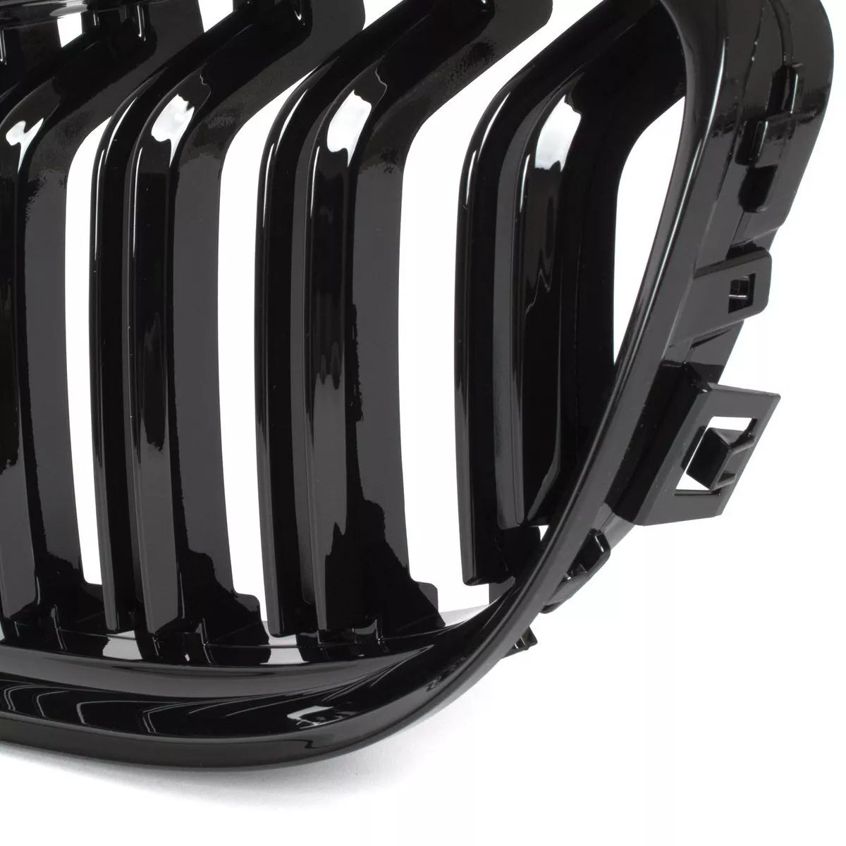 BMW 3 E90 / E91 09-13 SEDANAS / UNIVERSALAS grotelių tarp žibintų kairė ir dešinė komplektas JUODOS BLIZGIOS DVIGUBOS JUOSTELĖS