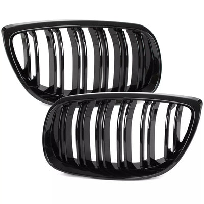 BMW 3 E92 E93 06-10 grotelių tarp žibintų komplektas kairėje ir dešinėje juodos blizgios dvigubos juostos