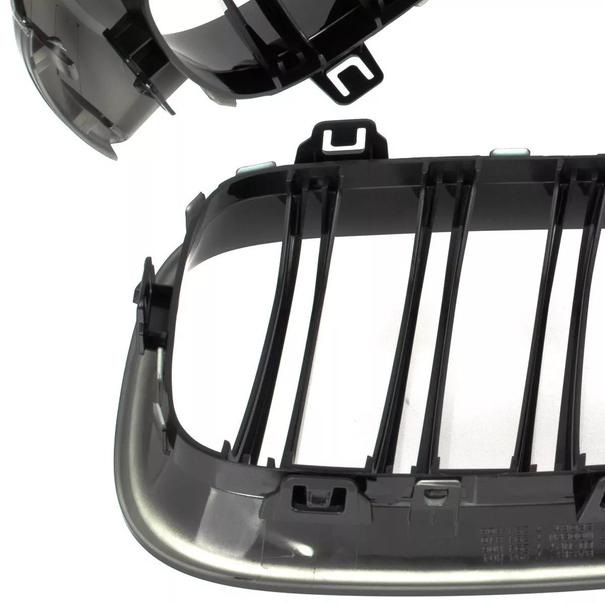 BMW 3 F34 GT 13-20 grotelių tarp žibintų kairė ir dešinė komplektas JUODAS BLIZGIUS DVIGUBAS JUOSTELIS