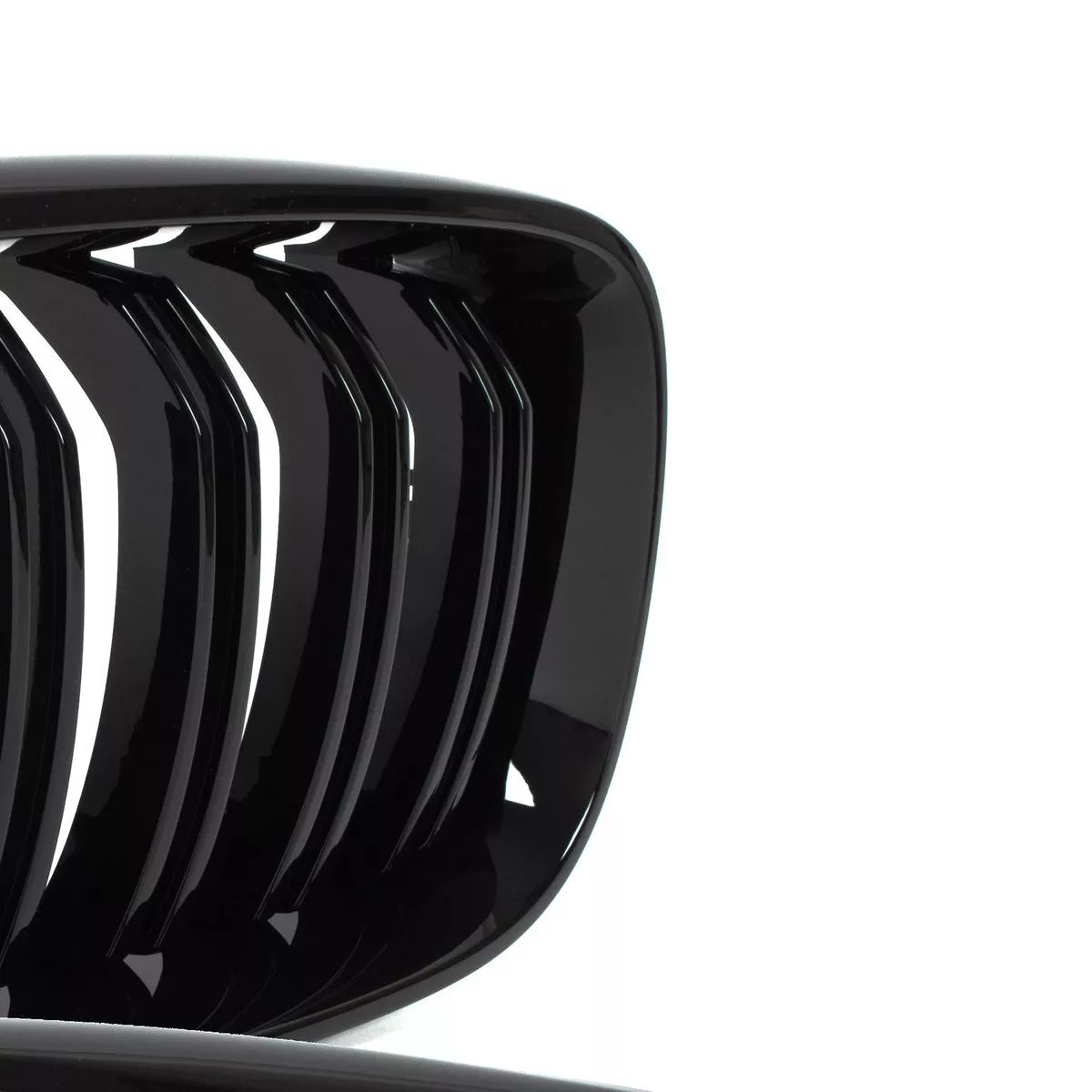 BMW 3 F34 GT 13-20 grotelių tarp žibintų kairė ir dešinė komplektas JUODAS BLIZGIUS DVIGUBAS JUOSTELIS