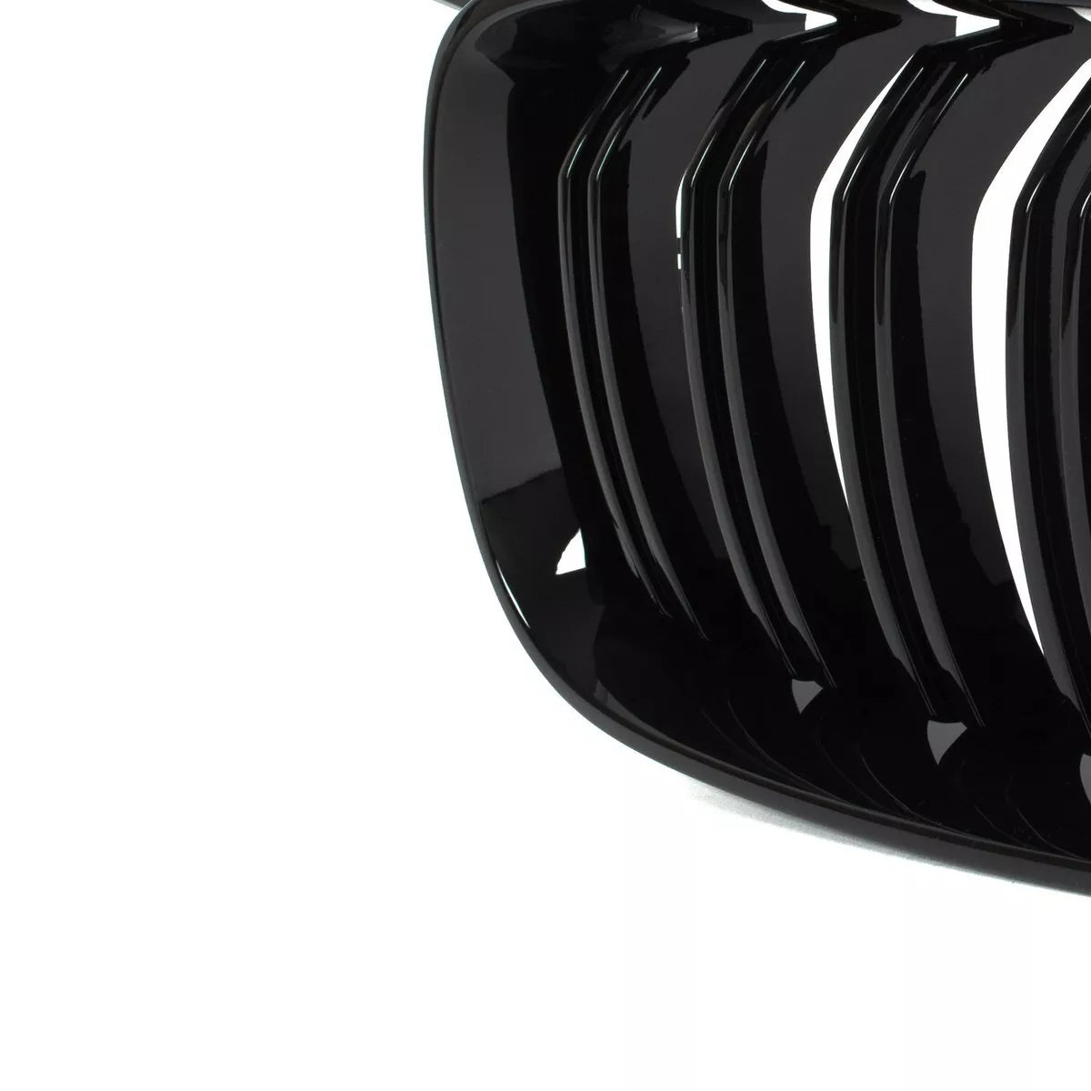 BMW 3 F34 GT 13-20 grotelių tarp žibintų kairė ir dešinė komplektas JUODAS BLIZGIUS DVIGUBAS JUOSTELIS