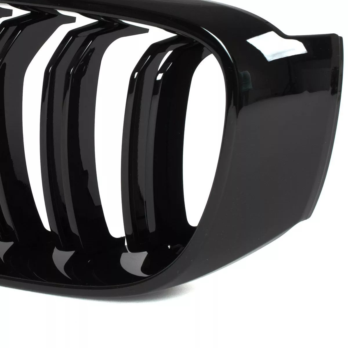 BMW 3 F34 GT 13-20 grotelių tarp žibintų kairė ir dešinė komplektas JUODAS BLIZGIUS DVIGUBAS JUOSTELIS