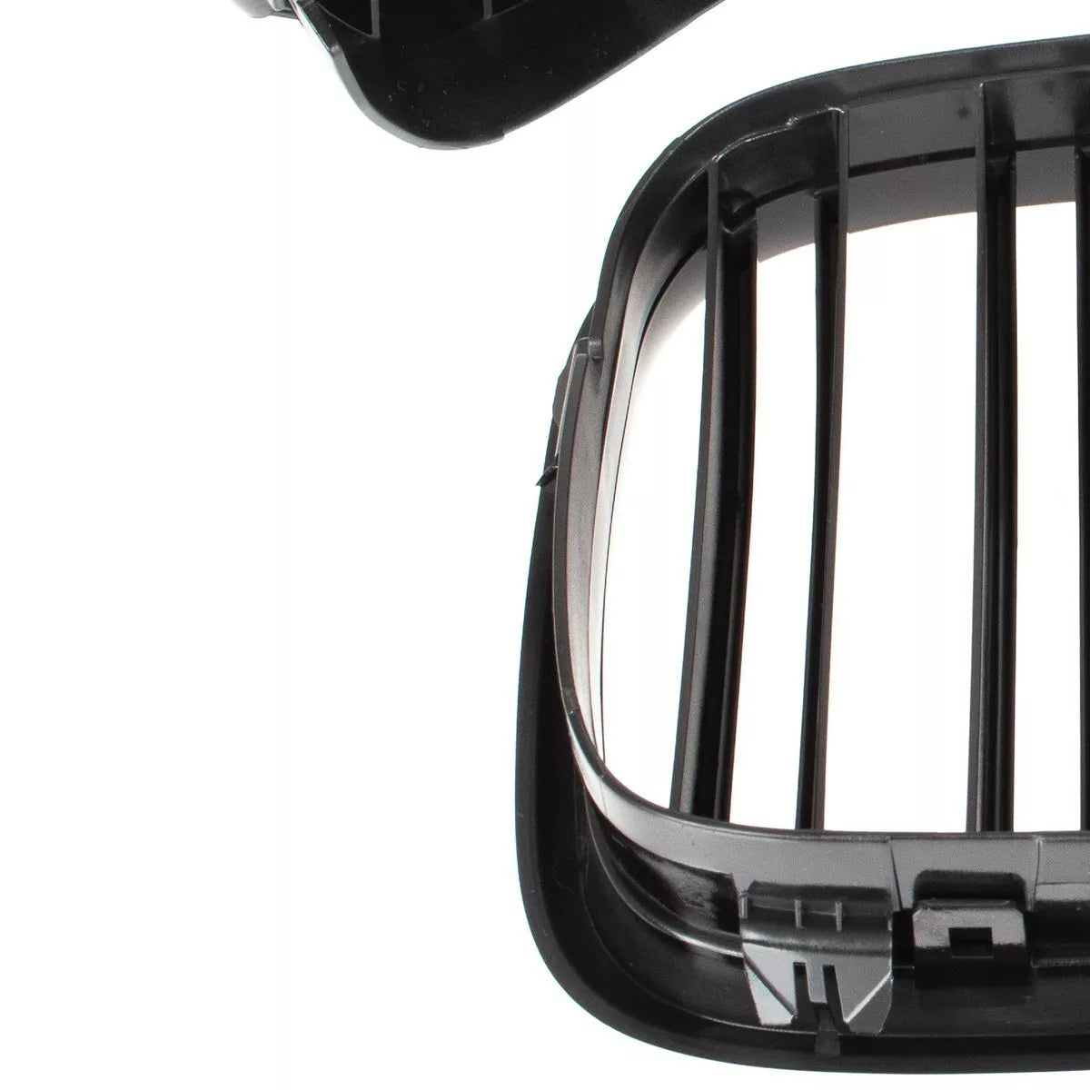 BMW 5 E39 95-03 SEDANAS / KOMBI grotelės tarp žibintų kairėje ir dešinėje komplekte JUODOS BLIZGIOS DVIGUBOS JUOSTO