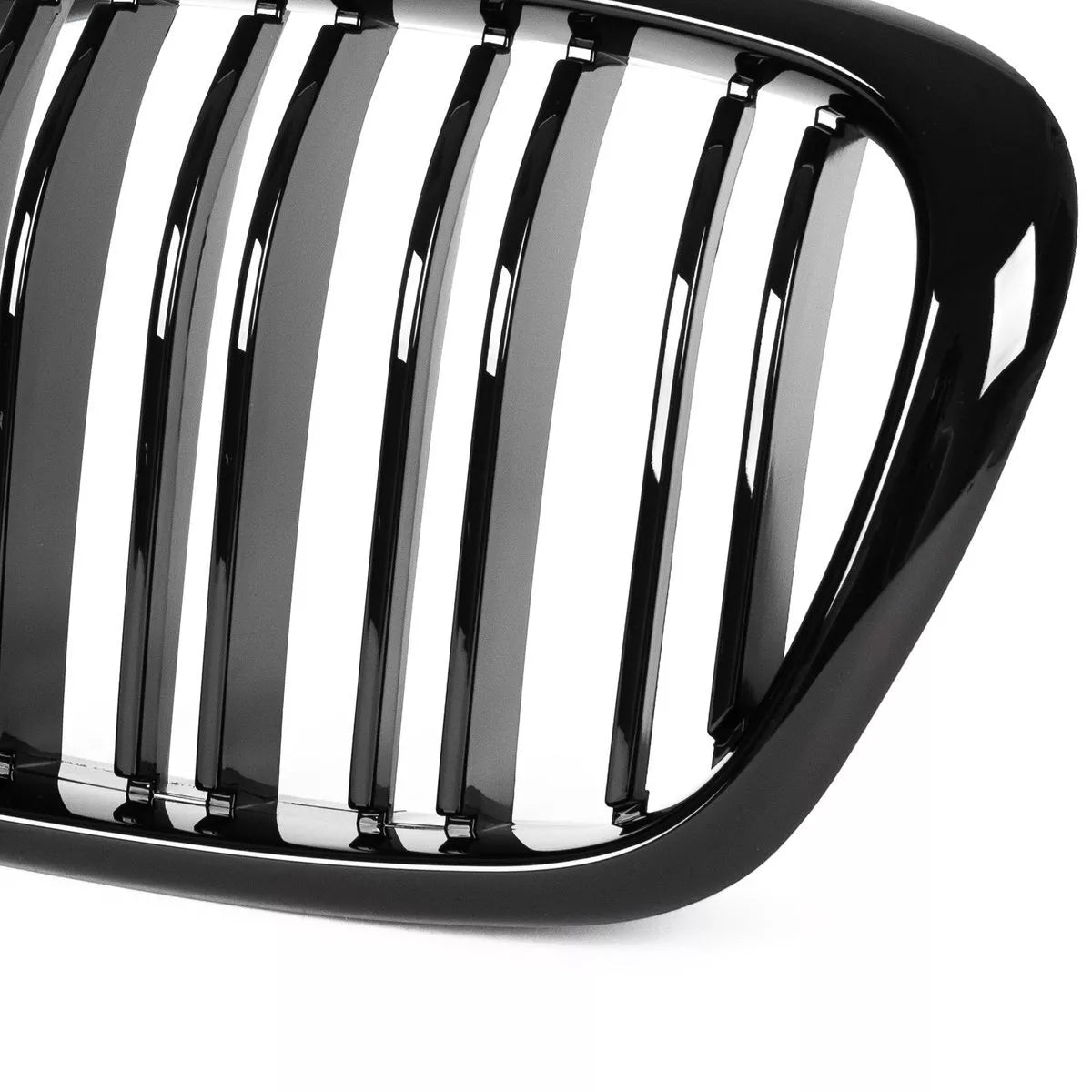 BMW 5 E39 95-03 SEDANAS / KOMBI grotelės tarp žibintų kairėje ir dešinėje komplekte JUODOS BLIZGIOS DVIGUBOS JUOSTO