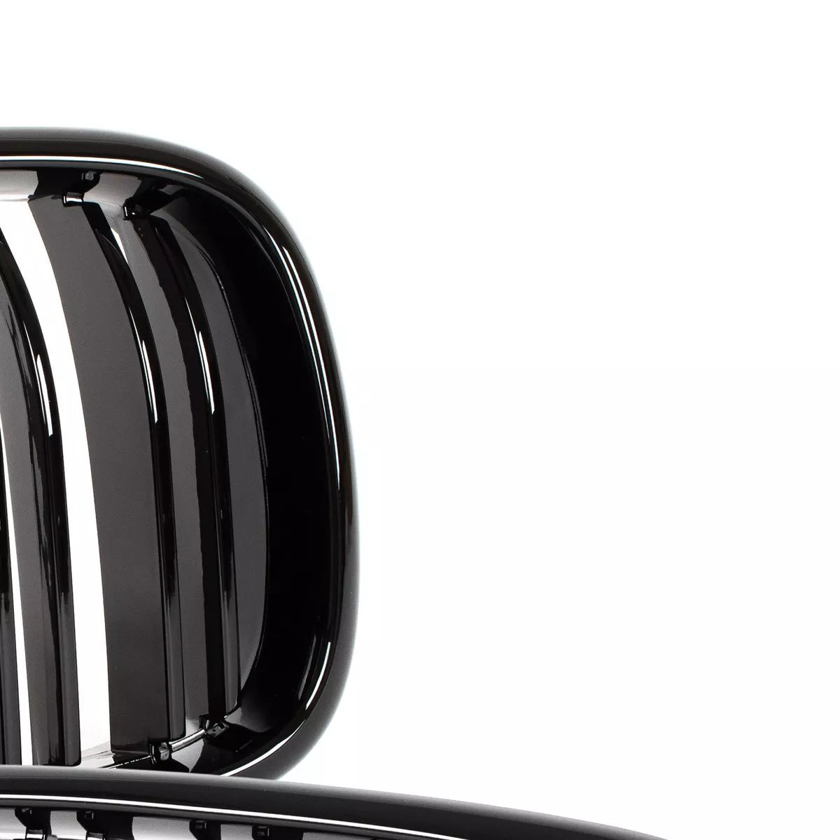 BMW 5 E39 95-03 SEDANAS / KOMBI grotelės tarp žibintų kairėje ir dešinėje komplekte JUODOS BLIZGIOS DVIGUBOS JUOSTO