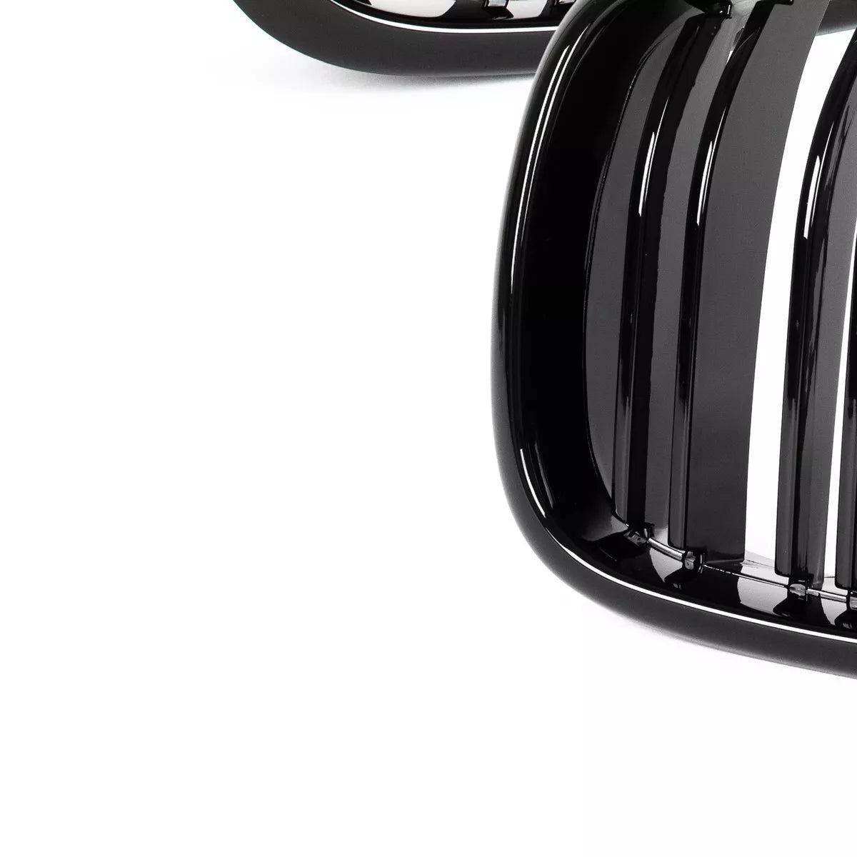 BMW 5 E39 95-03 SEDANAS / KOMBI grotelės tarp žibintų kairėje ir dešinėje komplekte JUODOS BLIZGIOS DVIGUBOS JUOSTO