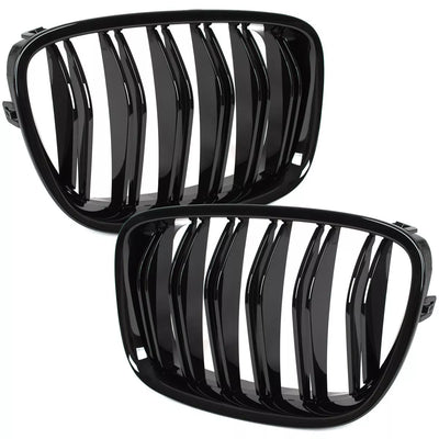 BMW 5 F07 GT 09-17 grotelių tarp žibintų kairė ir dešinė komplektas JUODAS BLIZGIUS DVIGUBAS JUOSTELIS