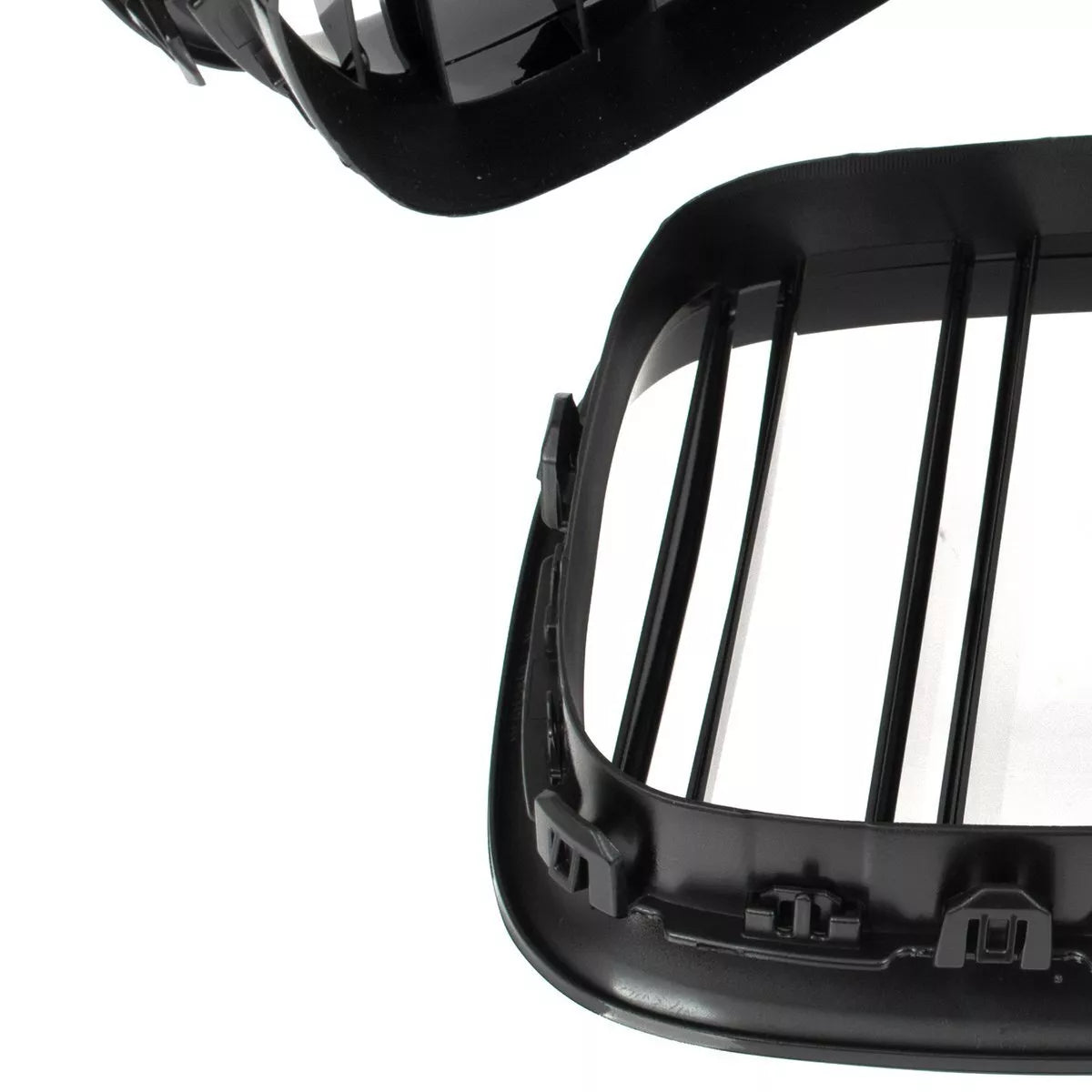 BMW 5 F07 GT 09-17 grotelių tarp žibintų kairė ir dešinė komplektas JUODAS BLIZGIUS DVIGUBAS JUOSTELIS