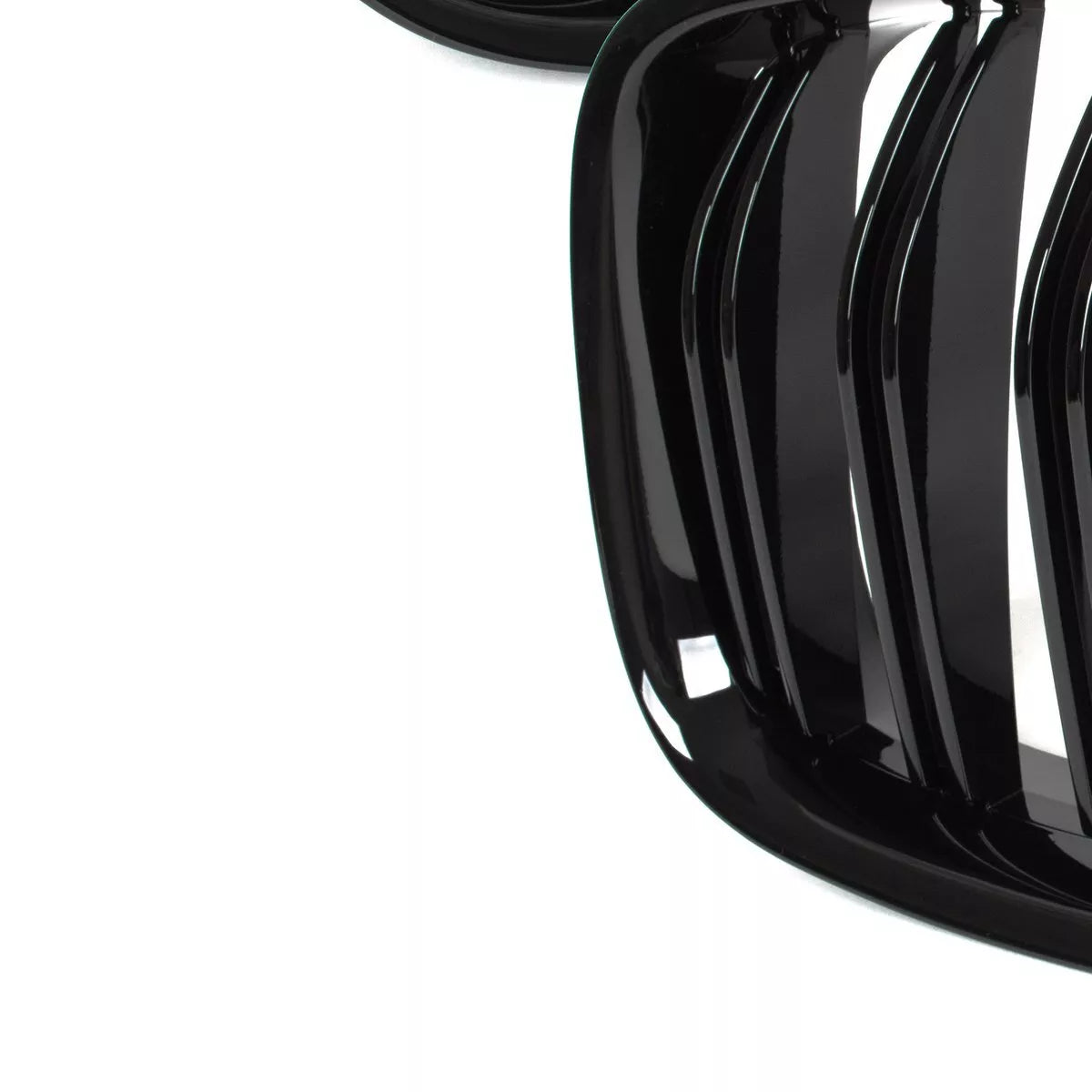 BMW 5 F07 GT 09-17 grotelių tarp žibintų kairė ir dešinė komplektas JUODAS BLIZGIUS DVIGUBAS JUOSTELIS