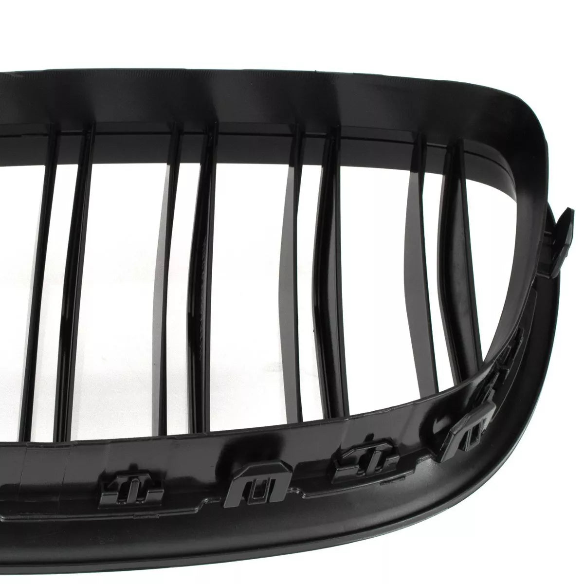 BMW 5 F07 GT 09-17 grotelių tarp žibintų kairė ir dešinė komplektas JUODAS BLIZGIUS DVIGUBAS JUOSTELIS