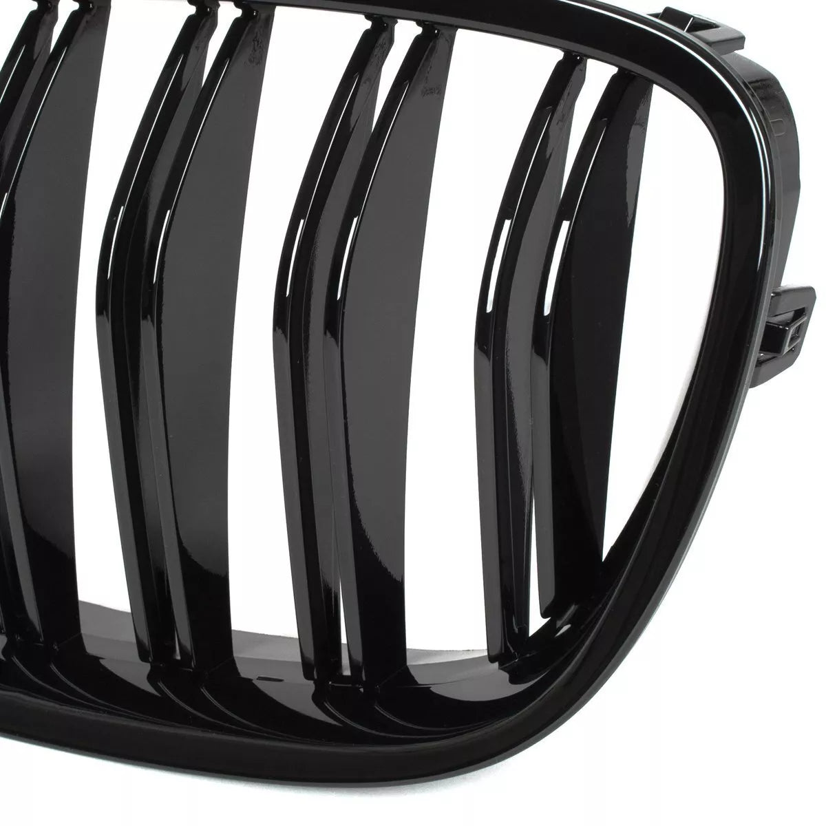 BMW 5 F07 GT 09-17 grotelių tarp žibintų kairė ir dešinė komplektas JUODAS BLIZGIUS DVIGUBAS JUOSTELIS