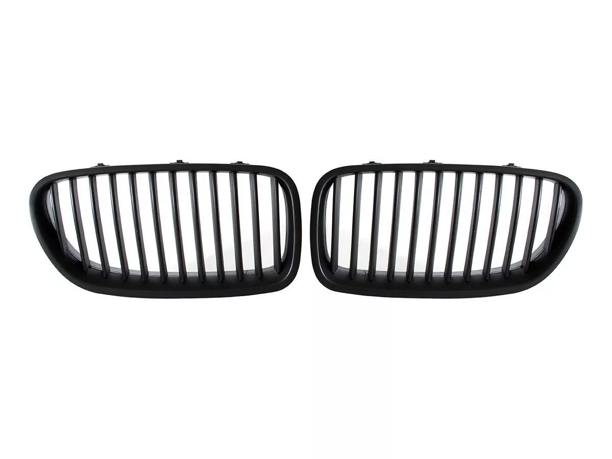 BMW 5 F10 / F11 2011- grotelių tarp žibintų komplektas kairėje ir dešinėje, MATINĖS JUODOS