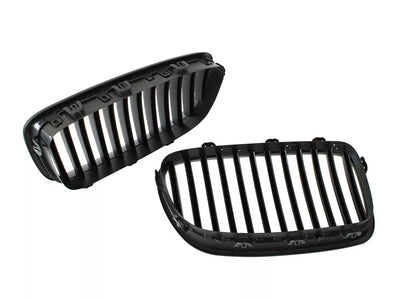 BMW 5 F10 / F11 2011- grotelių tarp žibintų komplektas kairėje ir dešinėje, MATINĖS JUODOS