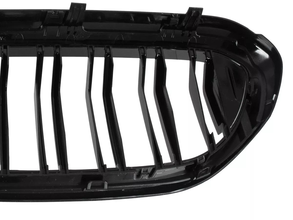 BMW 5 G30 / G31 2017- grotelių tarp žibintų komplektas kairėje ir dešinėje juodos blizgios dvigubos juostos