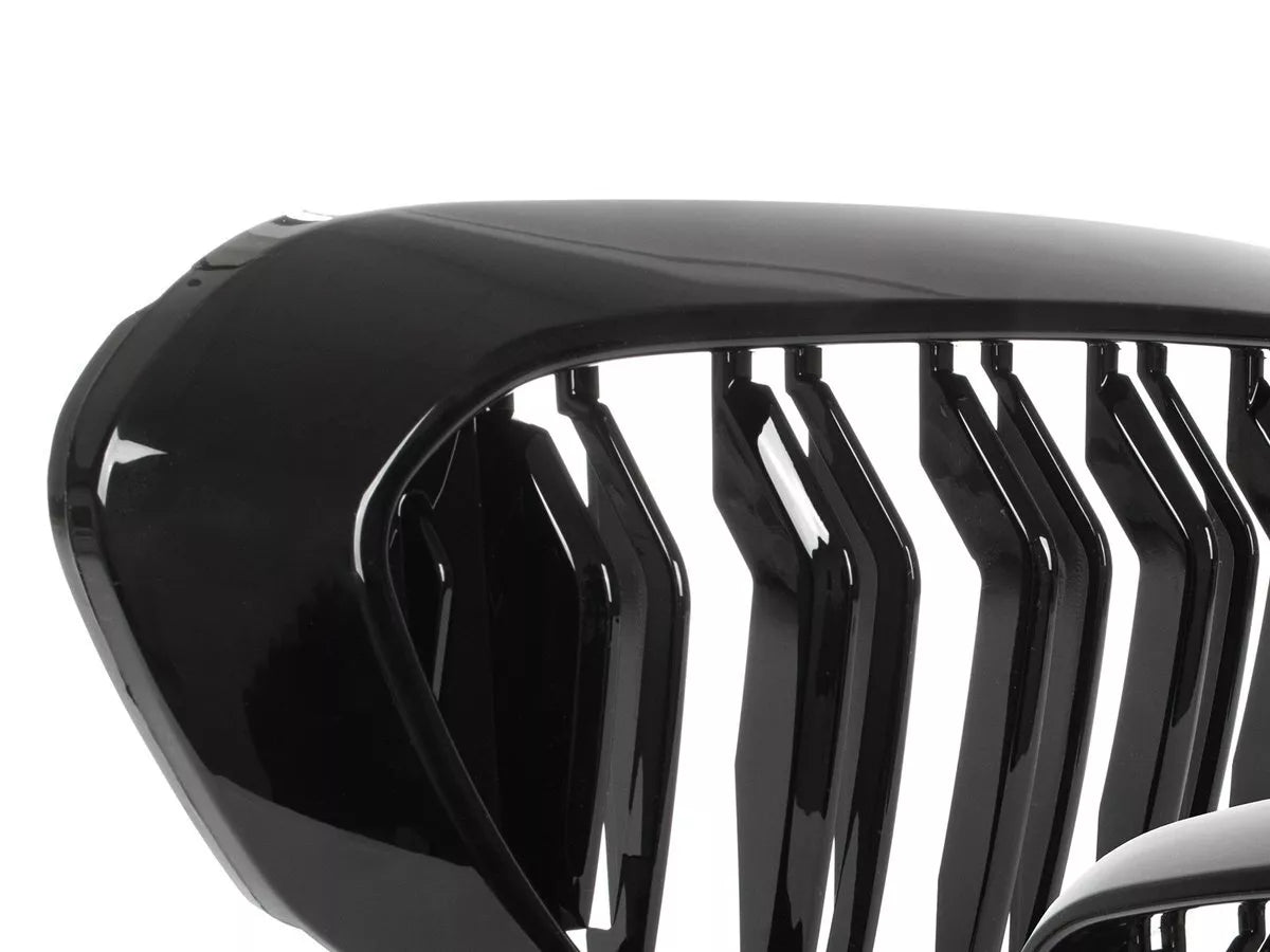 BMW 5 G30 / G31 2017- grotelių tarp žibintų komplektas kairėje ir dešinėje juodos blizgios dvigubos juostos