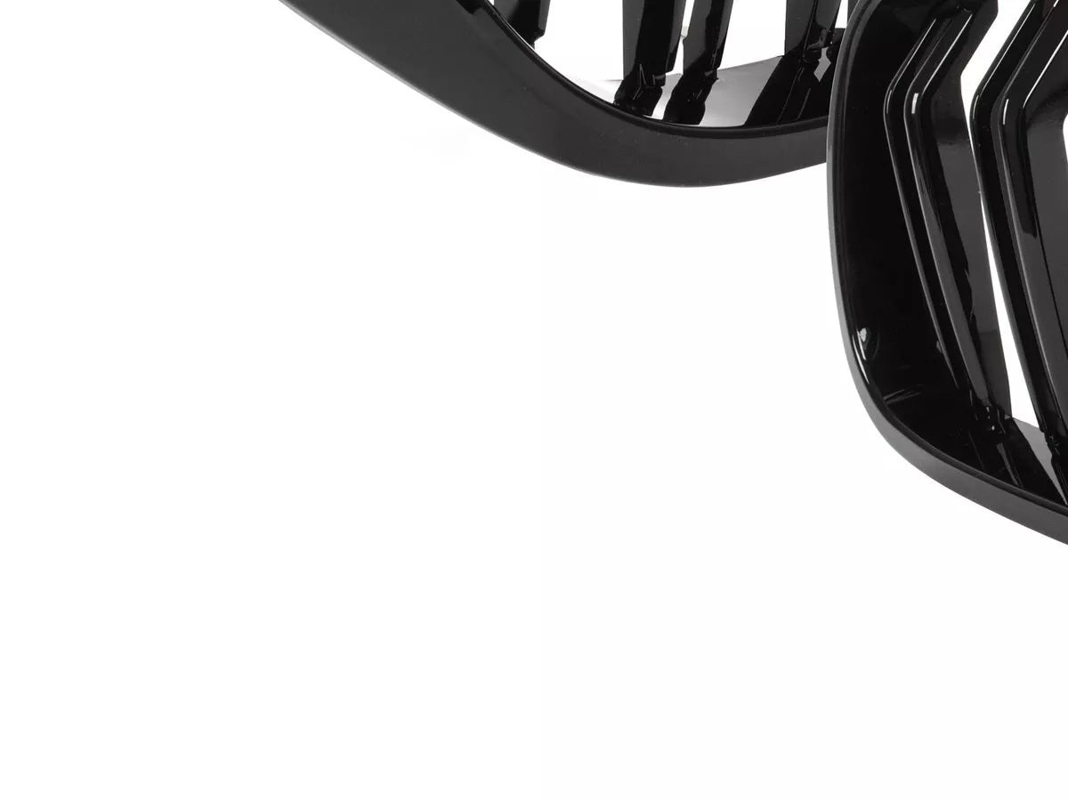 BMW 5 G30 / G31 2017- grotelių tarp žibintų komplektas kairėje ir dešinėje juodos blizgios dvigubos juostos