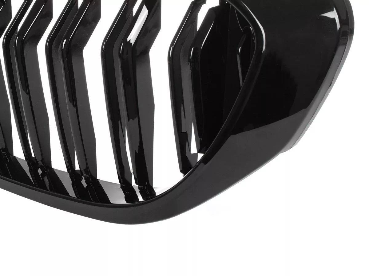 BMW 5 G30 / G31 2017- grotelių tarp žibintų komplektas kairėje ir dešinėje juodos blizgios dvigubos juostos